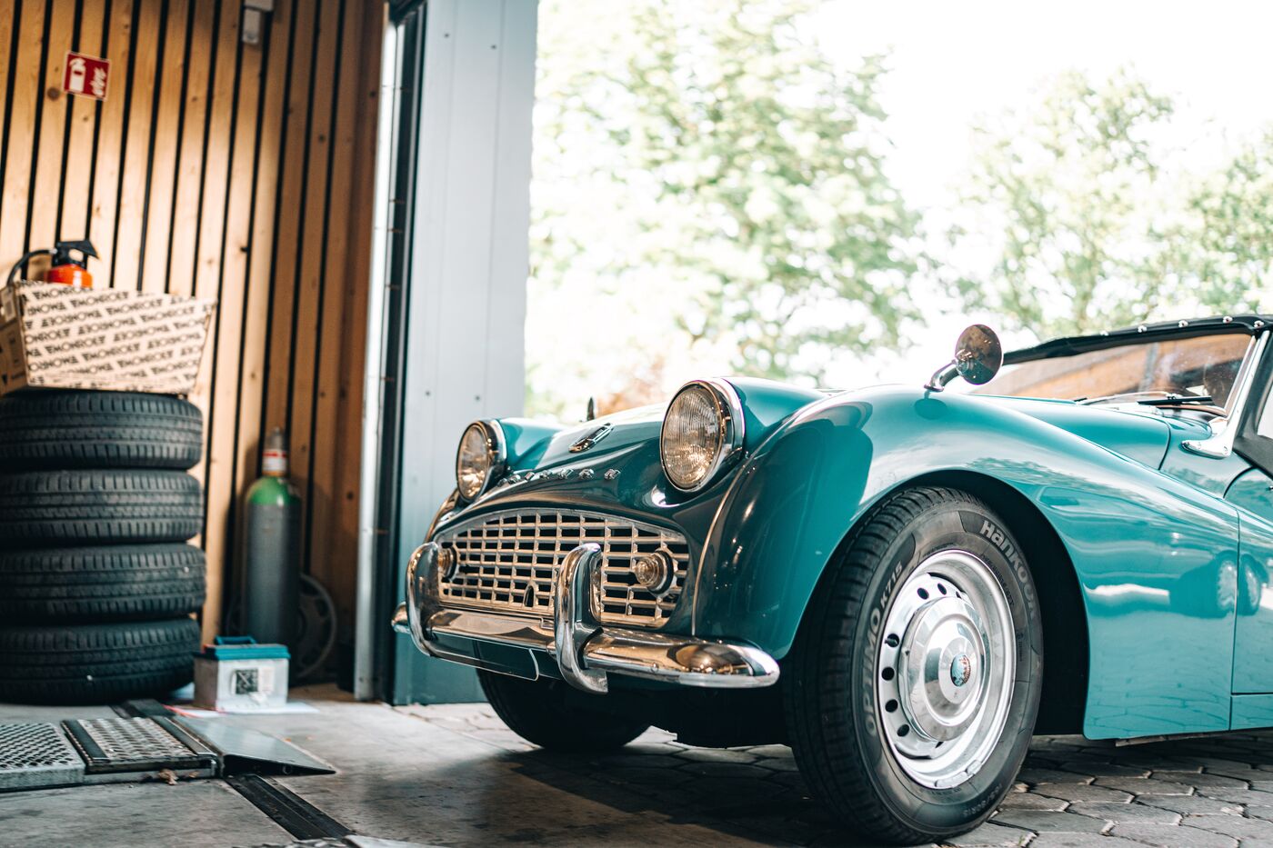 Triumph TR3 Oldtimer am Tor der Werkstuuv